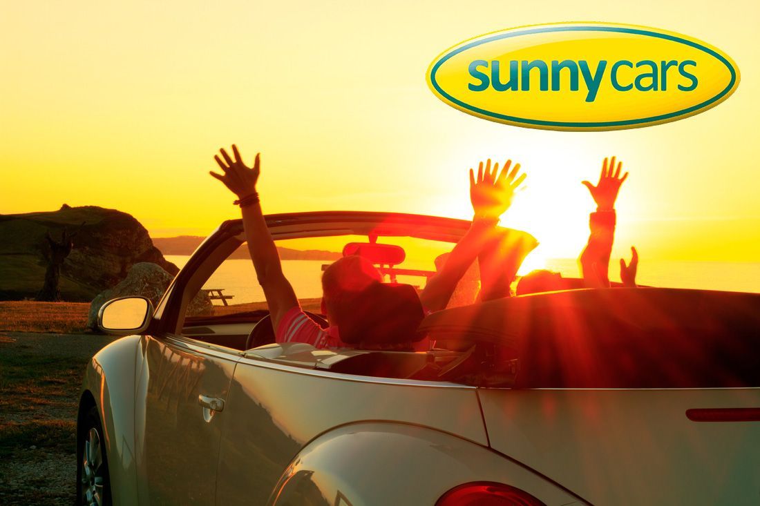 Mensen in een cabriolet met opgeheven armen, silhouetten tegen een zonsondergang. Het logo van Sunny Cars staat rechtsboven.