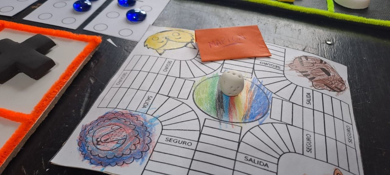 Juego de mesa con dibujos coloridos y piezas de juego.