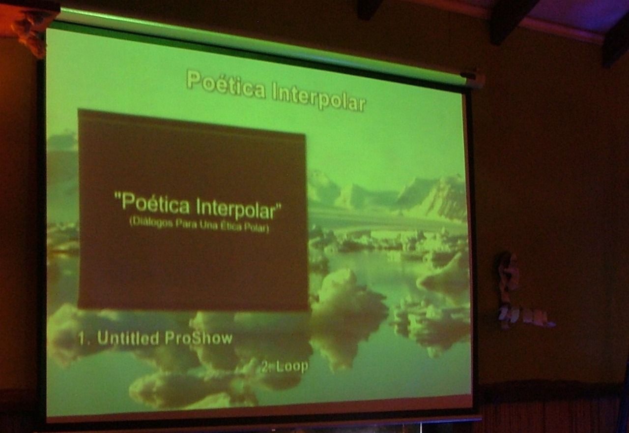 Pantalla de proyección con título “Poética Interpolar”, y una imagen de hielo con un cuadrado encima.