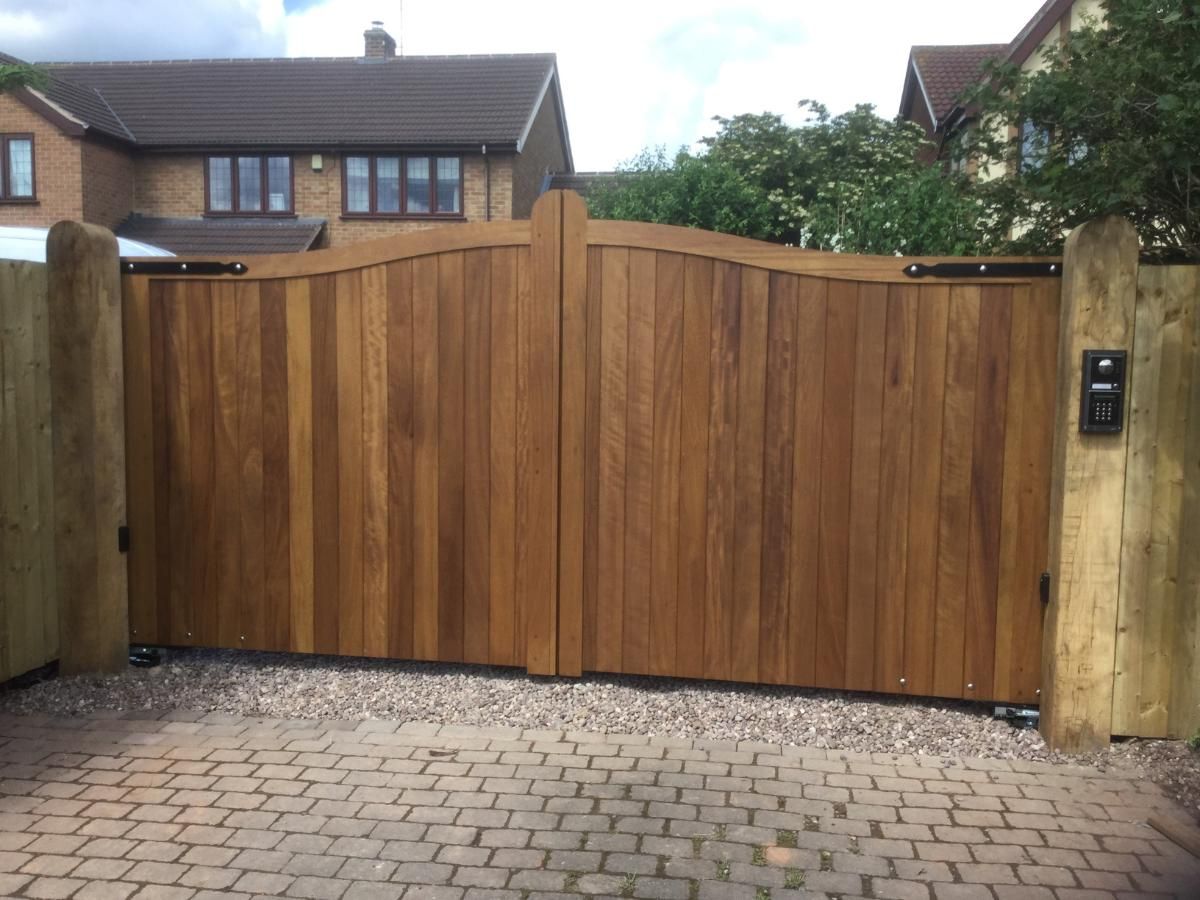 Nottingham Fencing option 8 wooden driveway gates