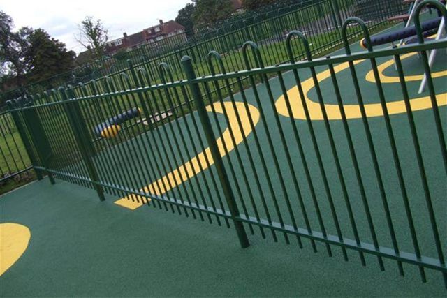 Alternate gap bow top metal fencing by Nottingham Fencing