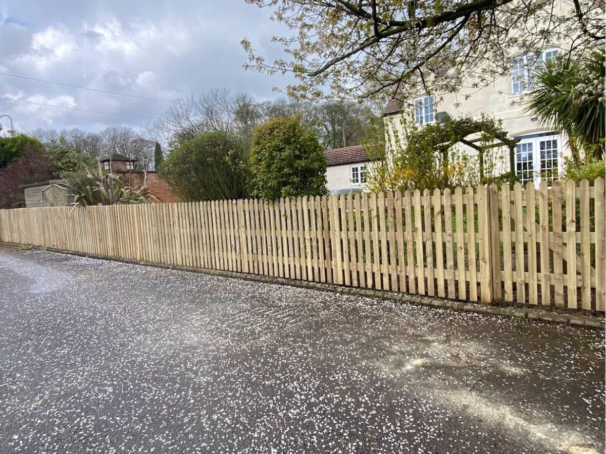 Nottingham Fencing installing a new fence in Calverton