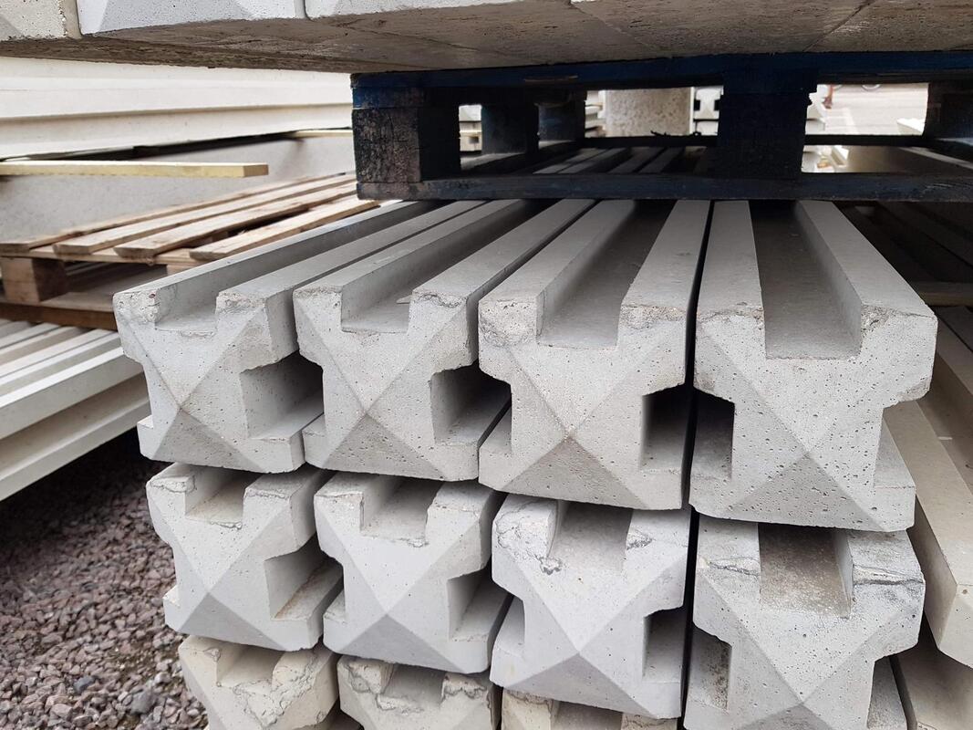 Slotted 3 way concrete fence post 4ft-10ft