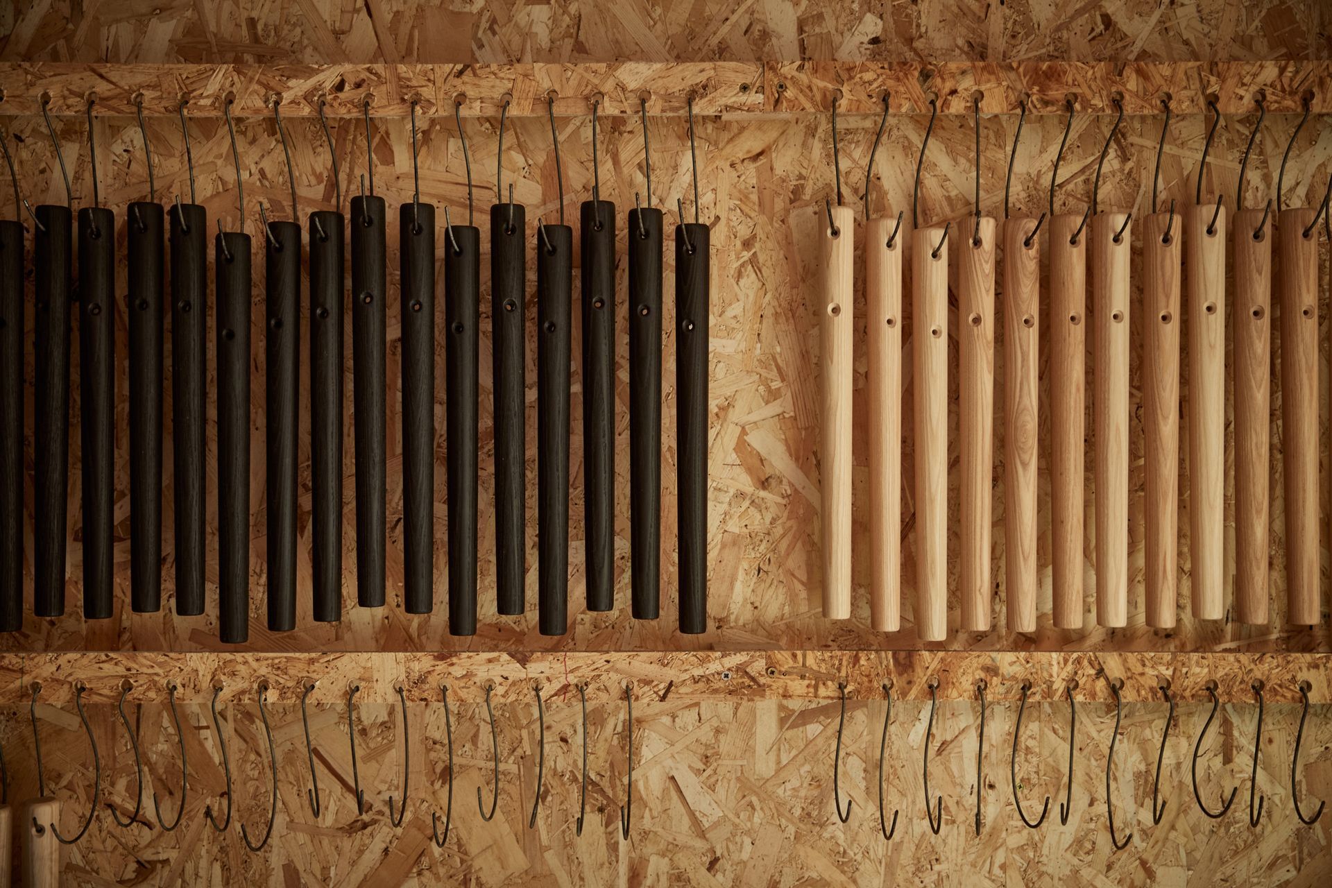 Chair legs in two colours: oak and black