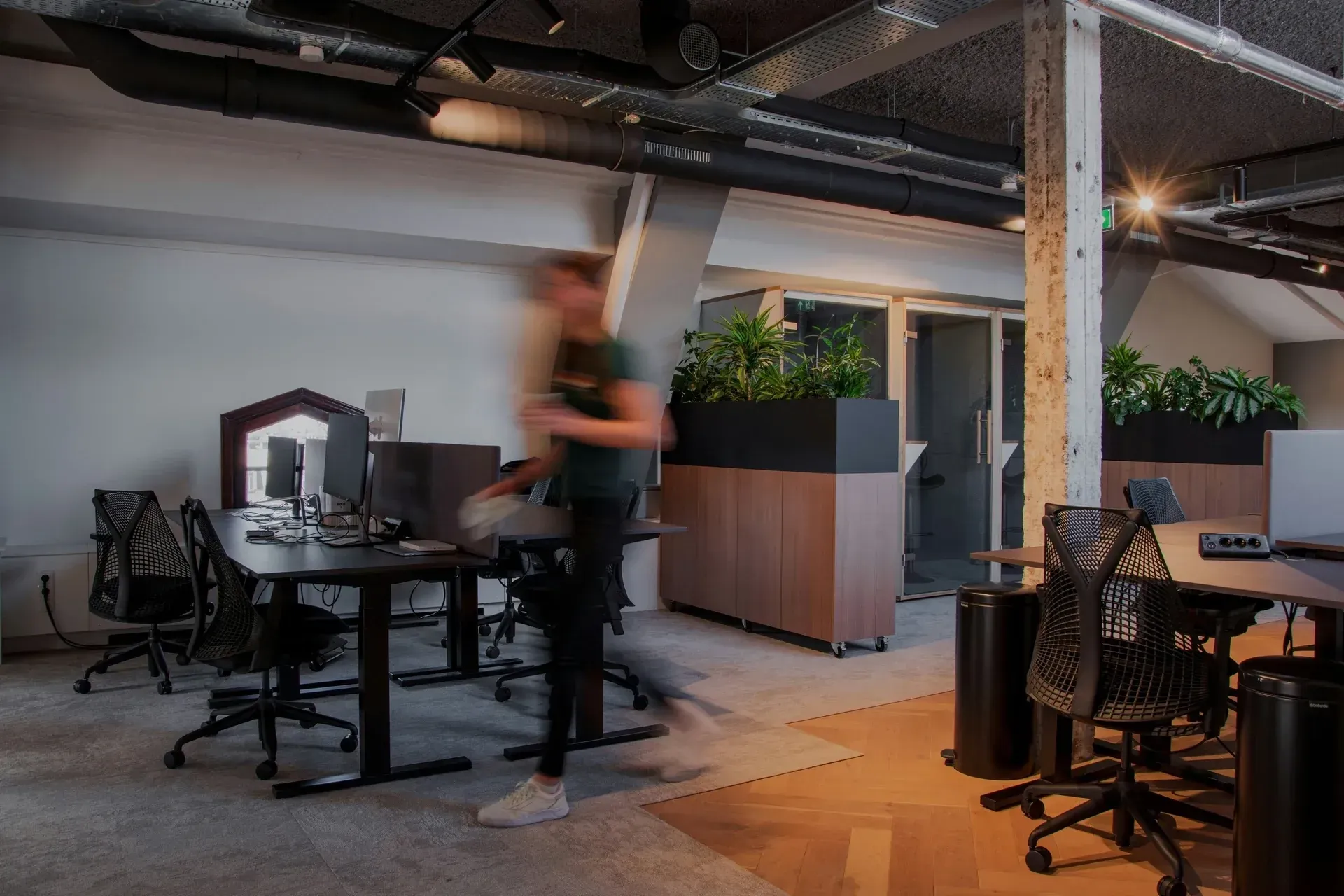 sustainable office design using eco-friendly refurbished office furniture