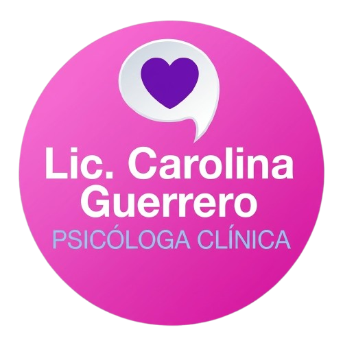 Logotipo circular rosa de la Lic. Carolina Guerrero, psicóloga clínica, con un corazón morado en un globo de diálogo.