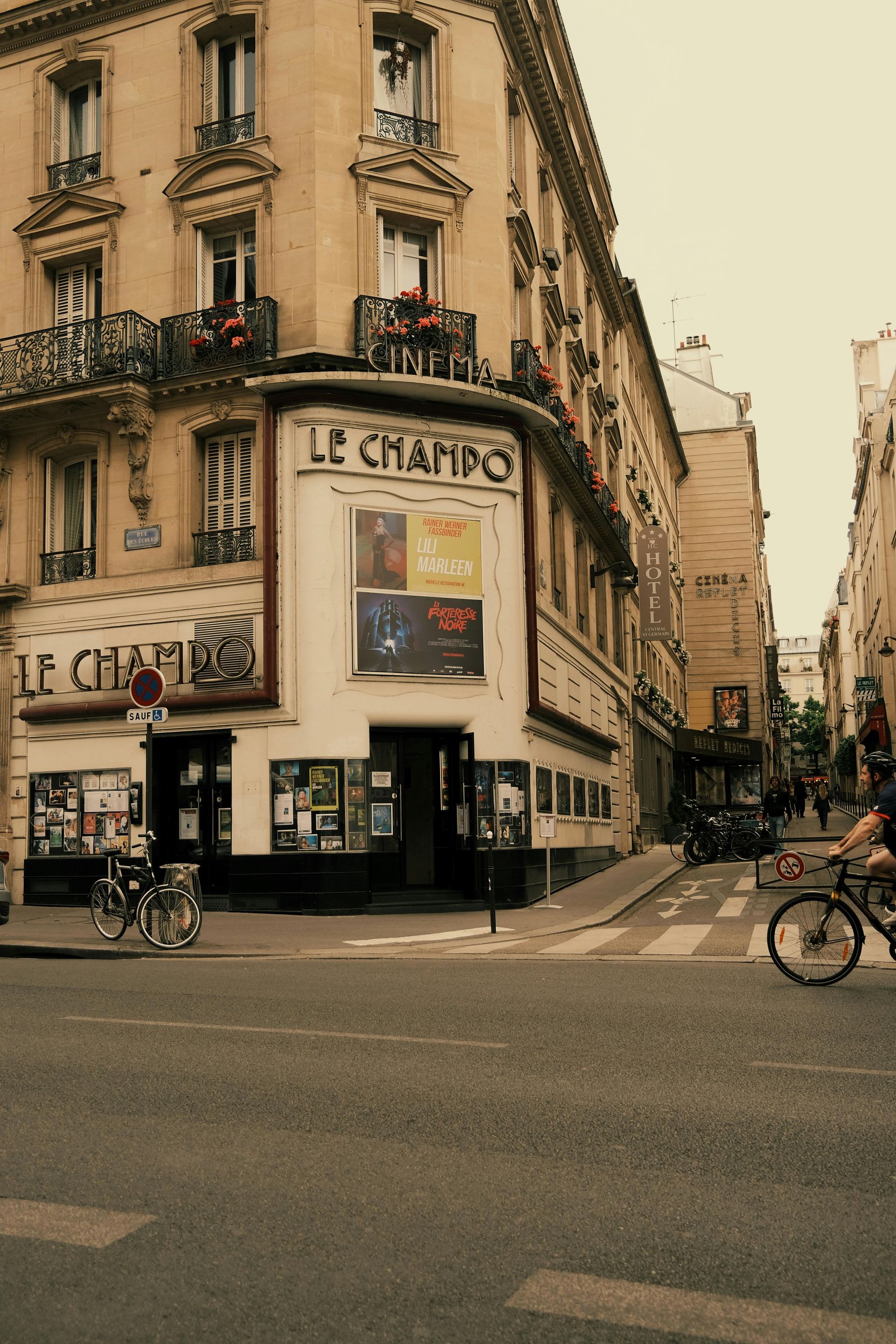 Équipe de régie d'extérieur LA ROSE gérant les flux et la sécurité sur un tournage à Paris