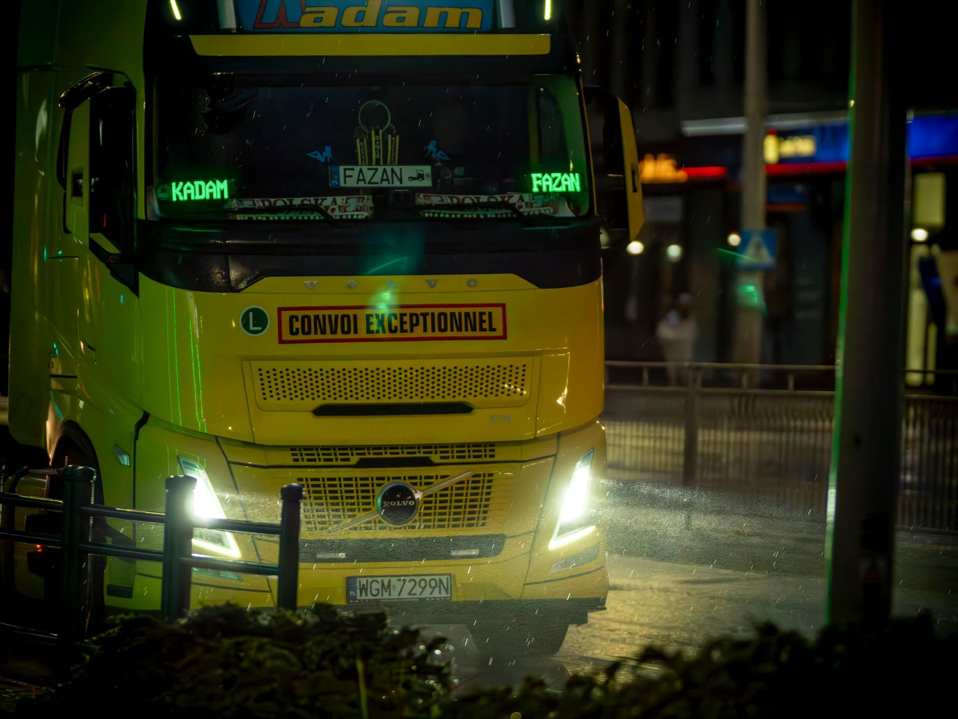 Convoyage de camion technique pour tournage cinéma sur les routes parisiennes
