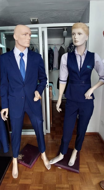 Dos maniquíes, de izquierda a derecha, de un hombre y mujer, vestidos de manera formal