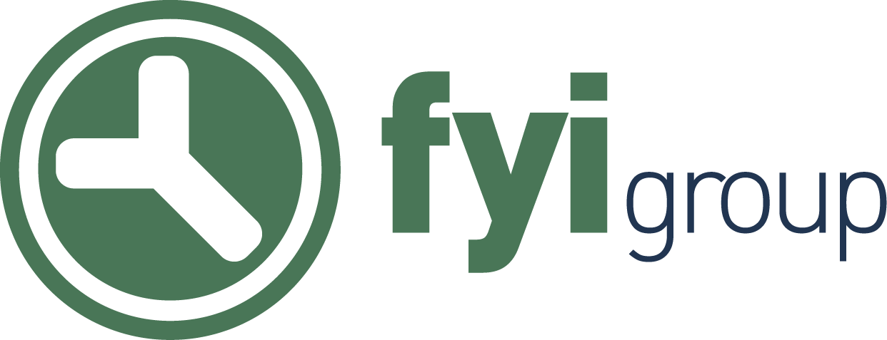 Logotipo de FYI Group con un símbolo de reloj verde y el texto 