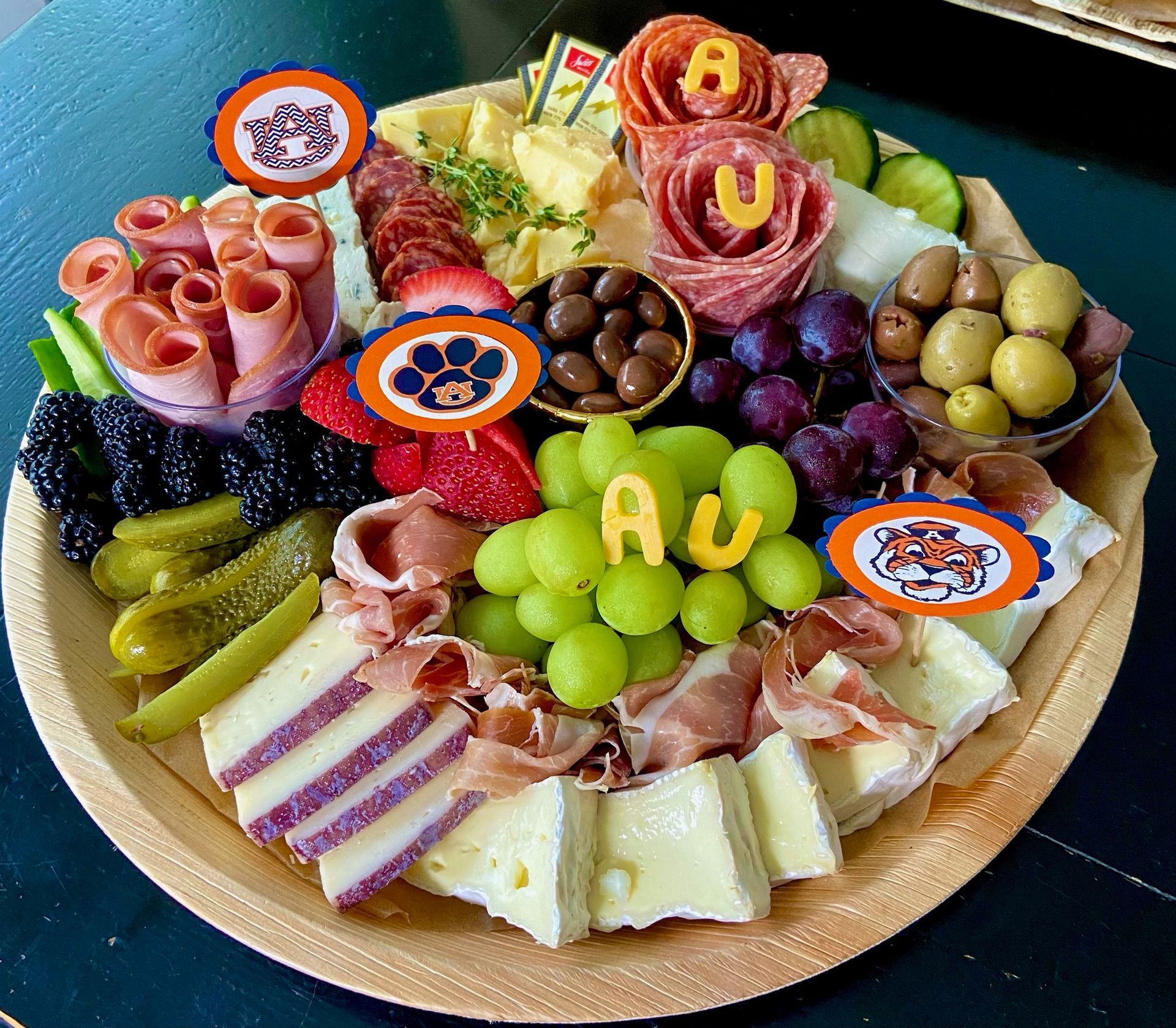 A plate of food with the letters au on it