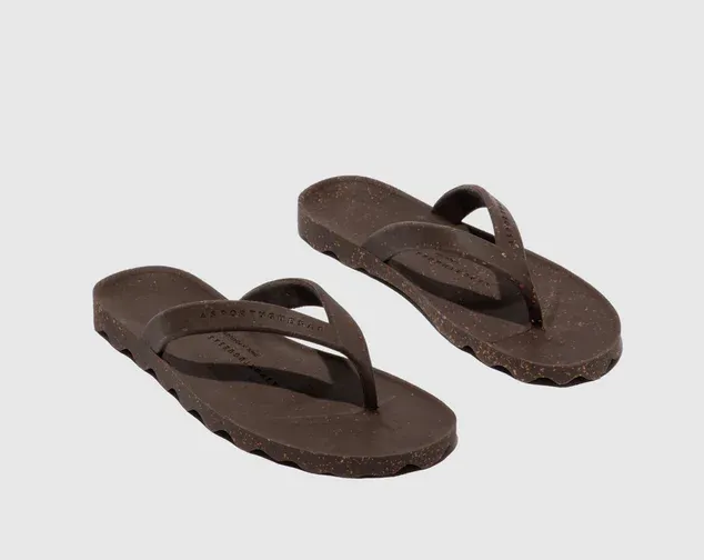 Sustainable slippers/flip-flops made of natural rubber and cork, dark brown
