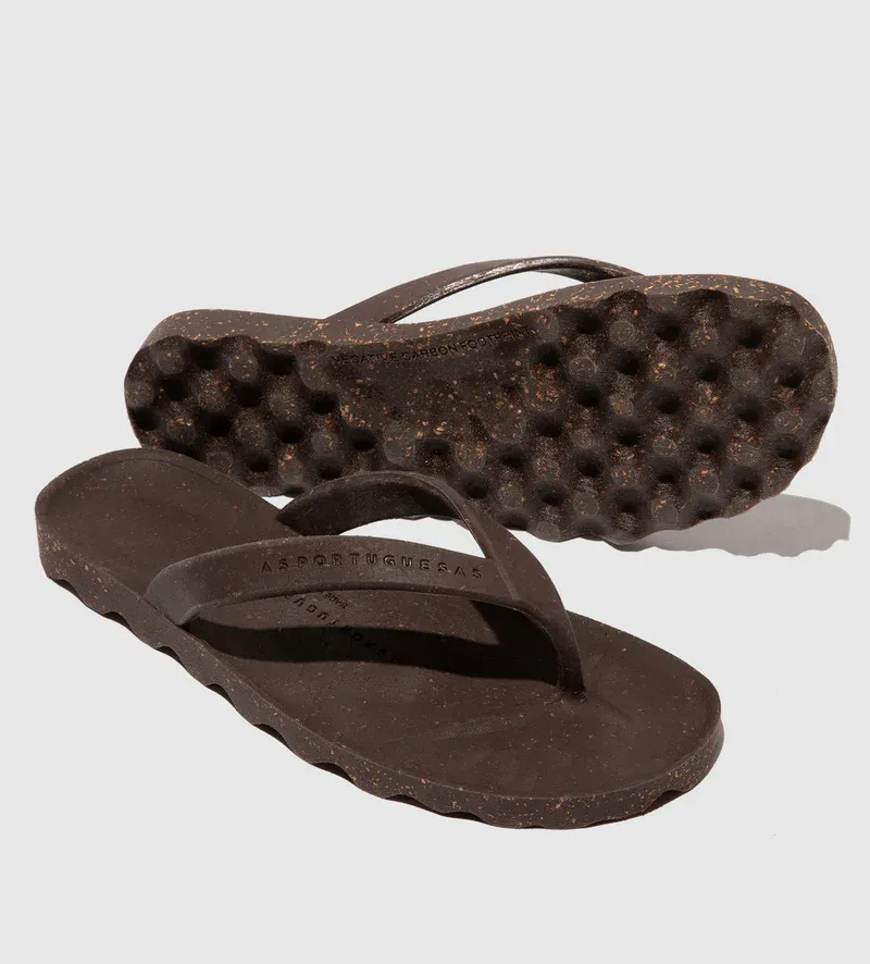 Sustainable slippers/flip-flops made of natural rubber and cork, dark brown