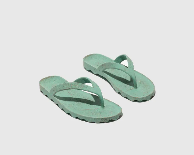 Sustainable slippers/flip-flops made of natural rubber and cork, mint