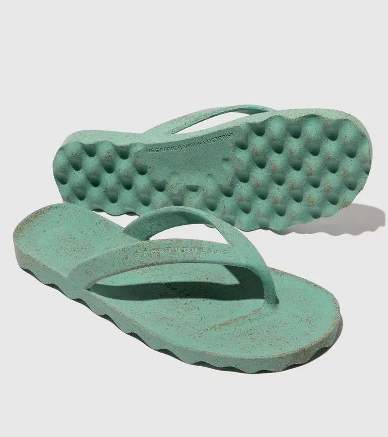Sustainable slippers/flip-flops made of natural rubber and cork, mint
