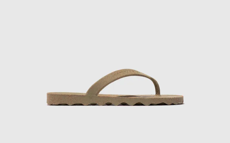 Sustainable slippers/flip-flops made of natural rubber and cork.