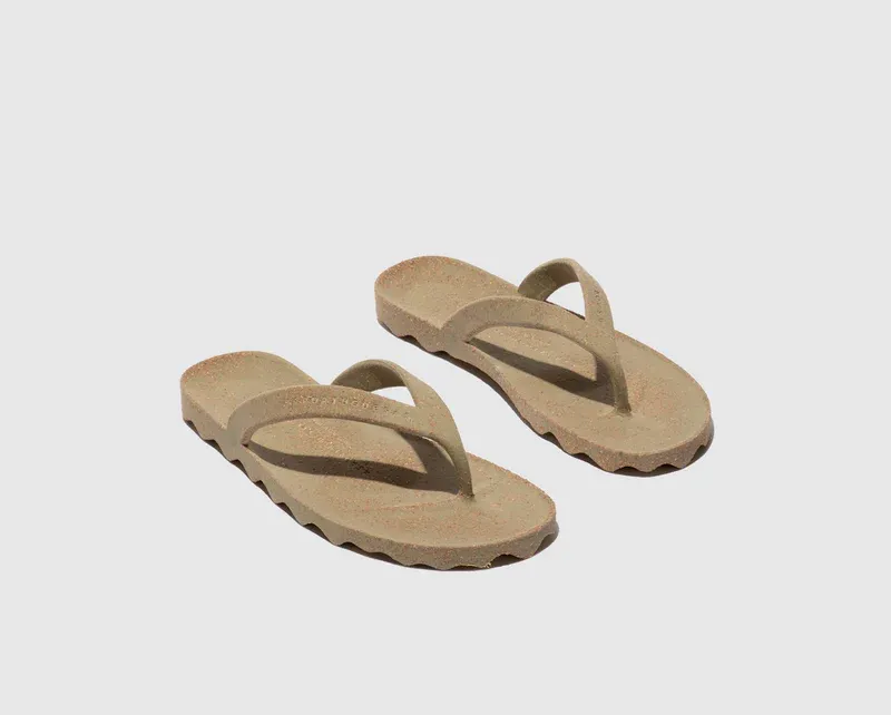 Sustainable slippers/flip-flops made of natural rubber and cork.