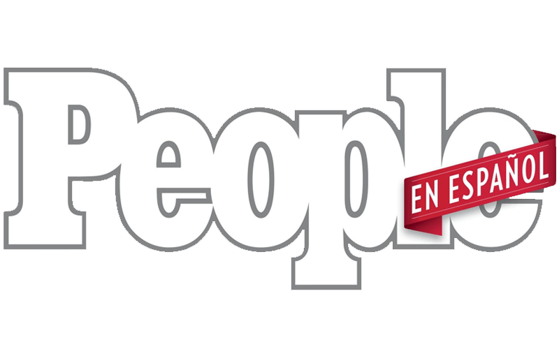 El logo de People en Español tiene una cinta roja.
