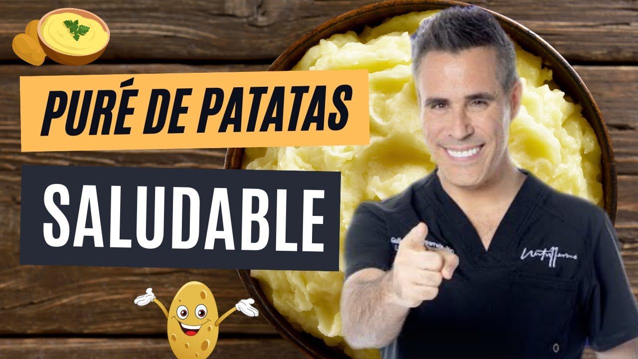 Un hombre hace un gesto de aprobación con el pulgar hacia arriba delante de un plato de puré de patatas.