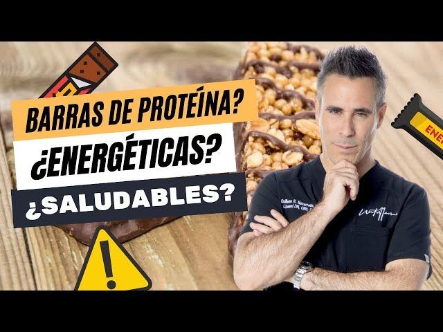 Un hombre está parado frente a una barra que dice barras de proteina