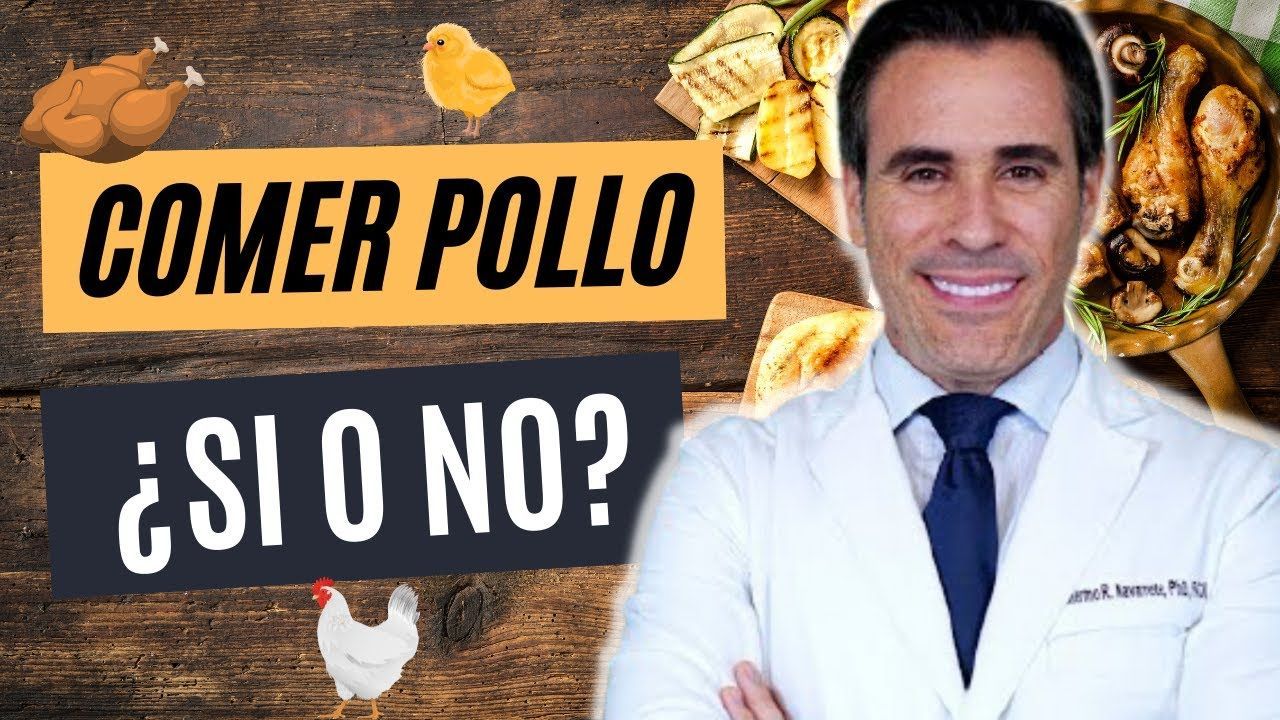 Un hombre con bata blanca y corbata está de pie frente a una mesa de madera.