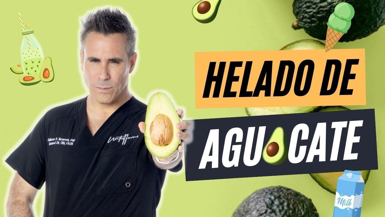 Un hombre con una bata quirúrgica sostiene un aguacate en sus manos.