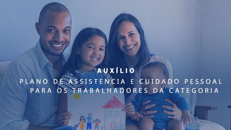 Uma família está posando para uma foto em frente a um desenho de uma casa.