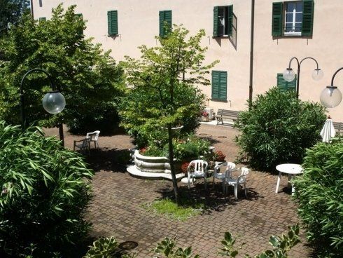 struttura con giardino esterno
