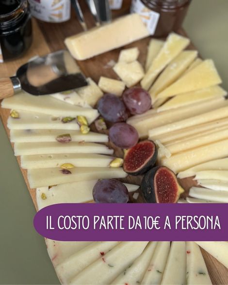Colazione d'autore con cornetto e cappuccino in un locale moderno.