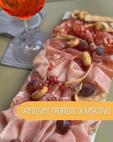 Aperitivo elegante con drink e stuzzichini.