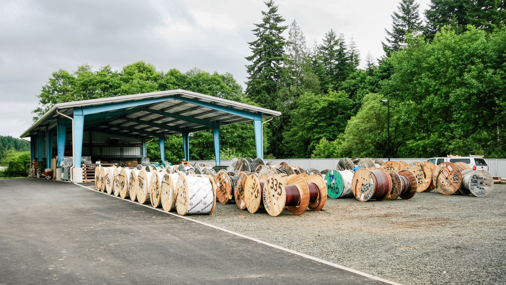 a bunch of spools of wire are lined up in a parking lot