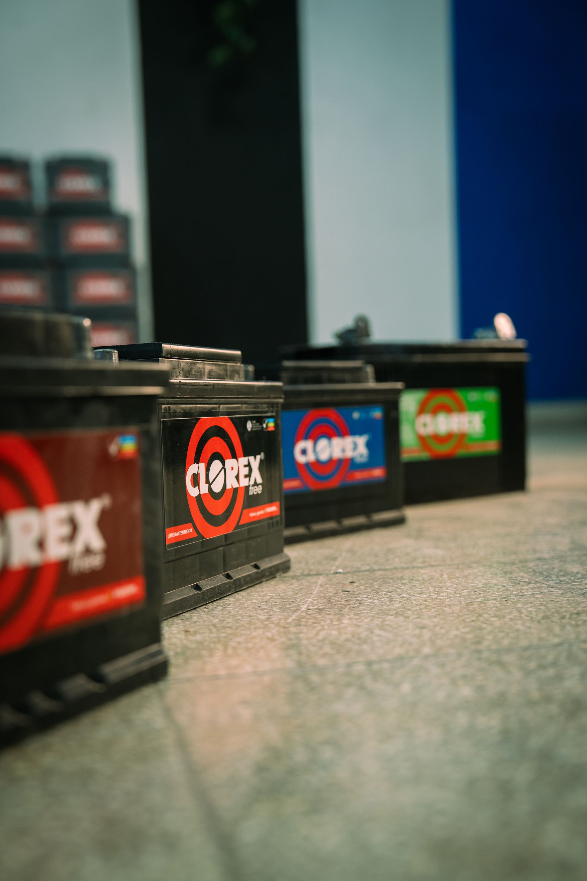 Baterías Clorex terminadas junto a camión y vehículo liviano en planta