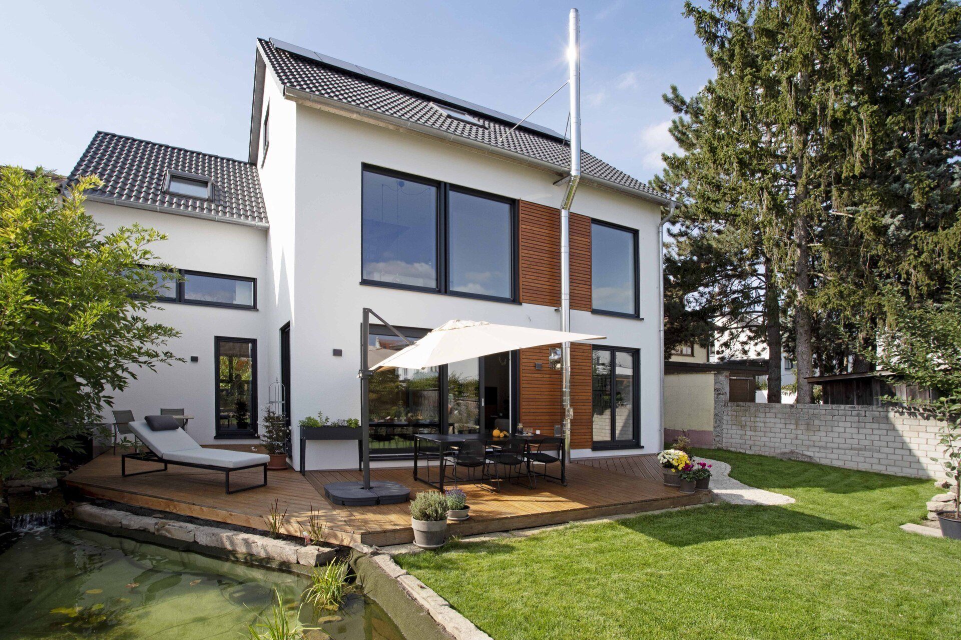 Haus mit großen Fenstern
