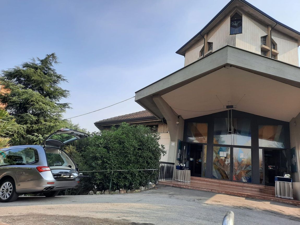 Un furgone è parcheggiato davanti a un grande edificio