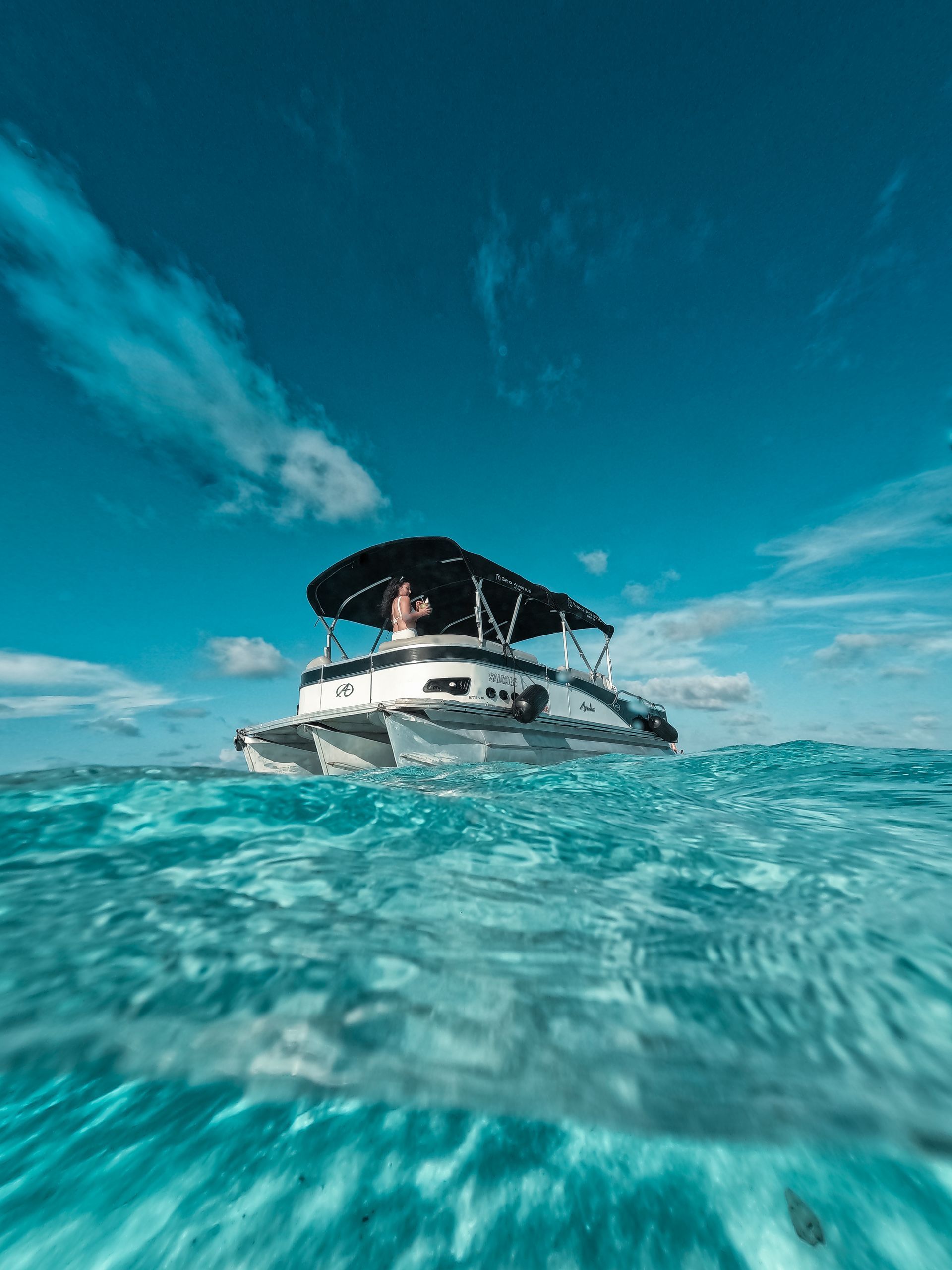 Píer sobre o mar turquesa, um passeio para fazer em San Andrés a partir do Hotel Sea Avenue.