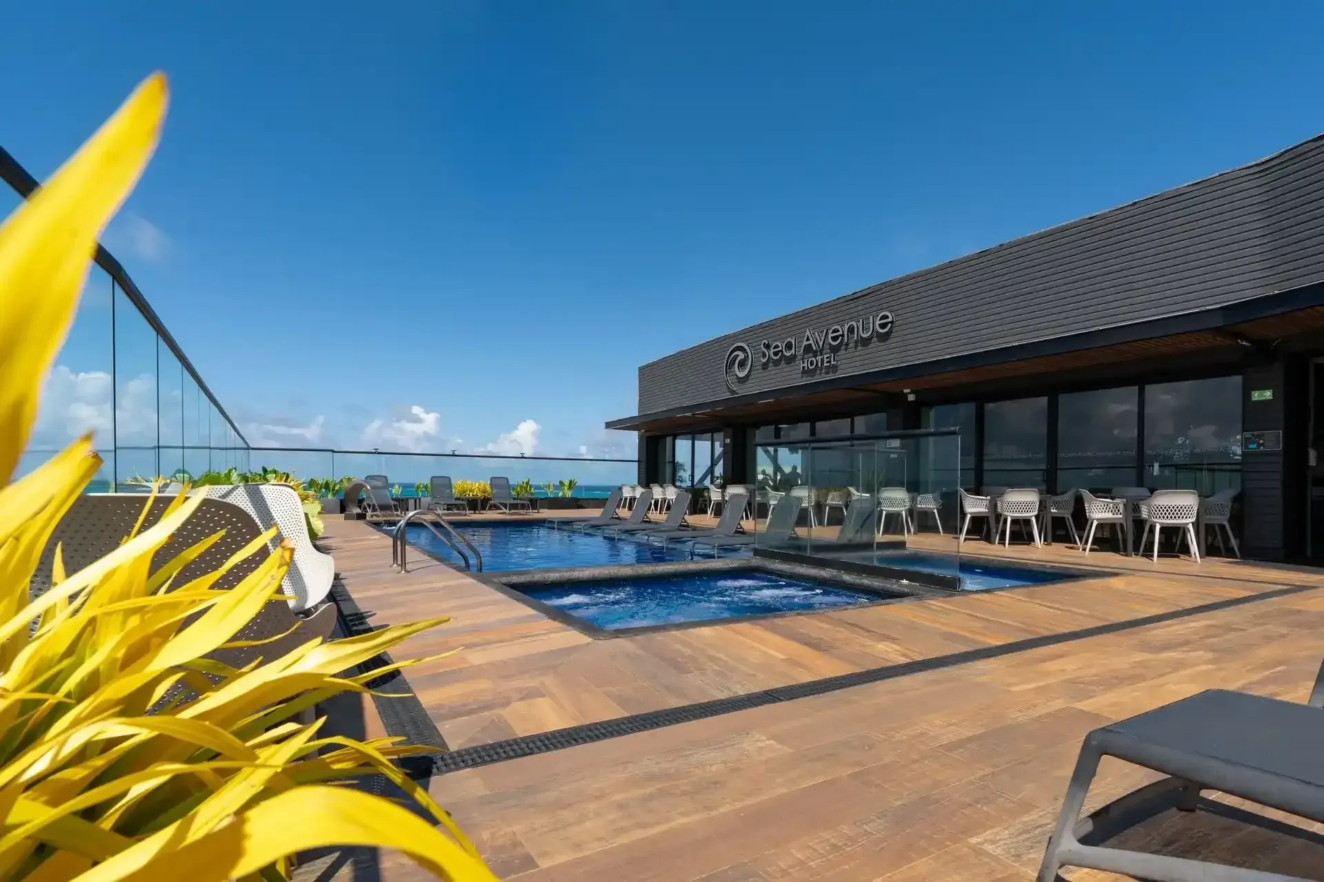 Rooftop con piscina y camastros en Hotel Sea Avenue, hoteles en San Andrés cerca al mar y zona central.