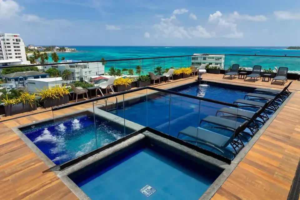Rooftop con piscina y vista al mar Caribe en Sea Avenue Hotel, una de las mejores opciones de alojamiento en San Andrés con promociones especiales.