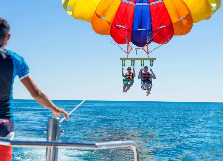 Parasail en San Andrés sobre el mar turquesa, plan en familia para viajar con niños durante la estadía en Sea Avenue.