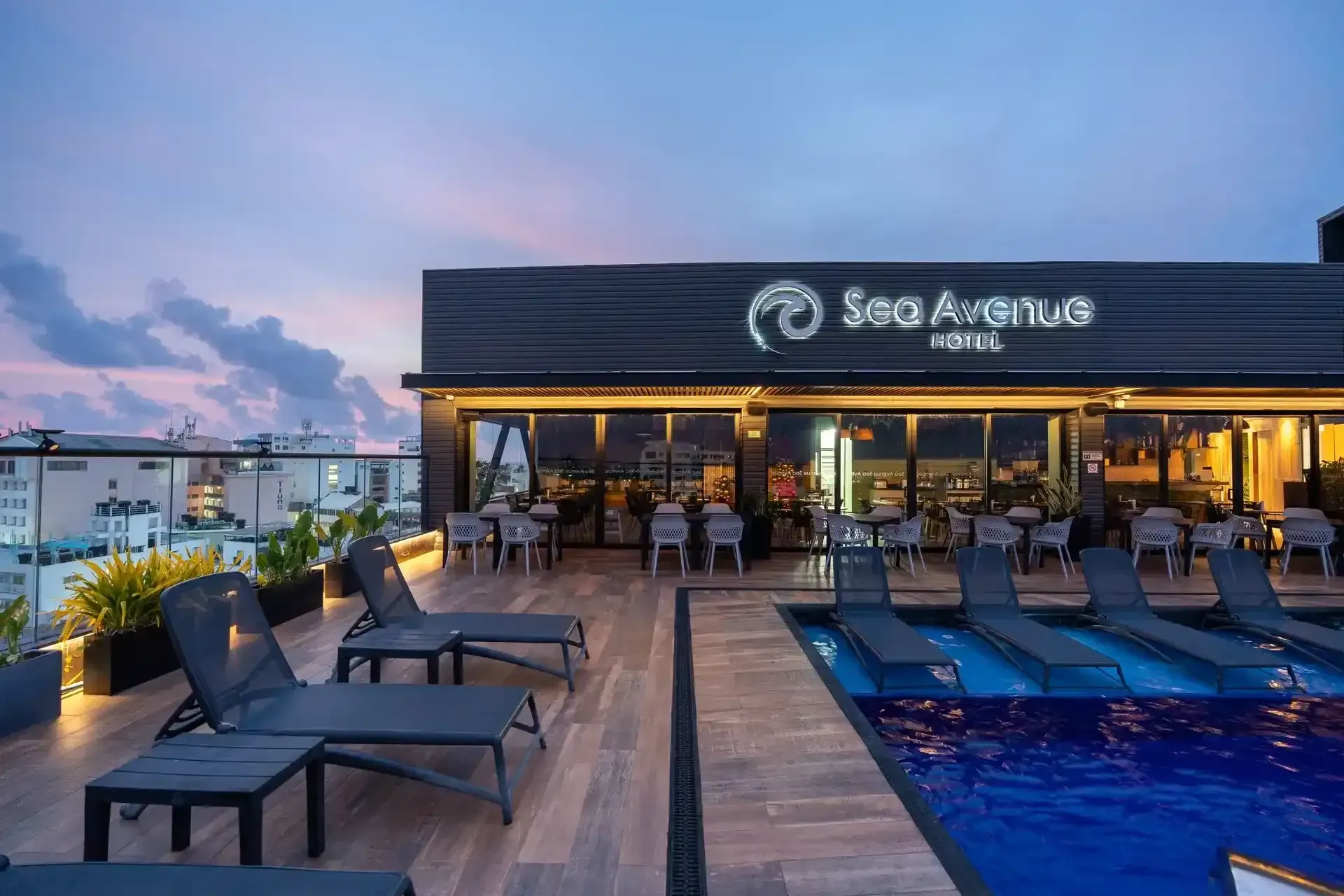 Terraza del Sea Avenue Rooftop al atardecer, hotel en San Andrés cerca del mar con ambiente relajado.