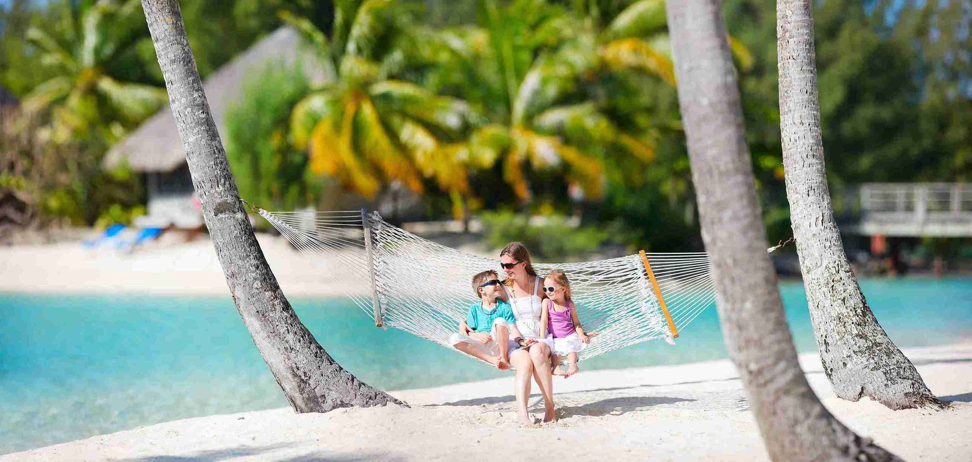 Familia descansando en hamaca, en unas vacaciones en en San Andrés.