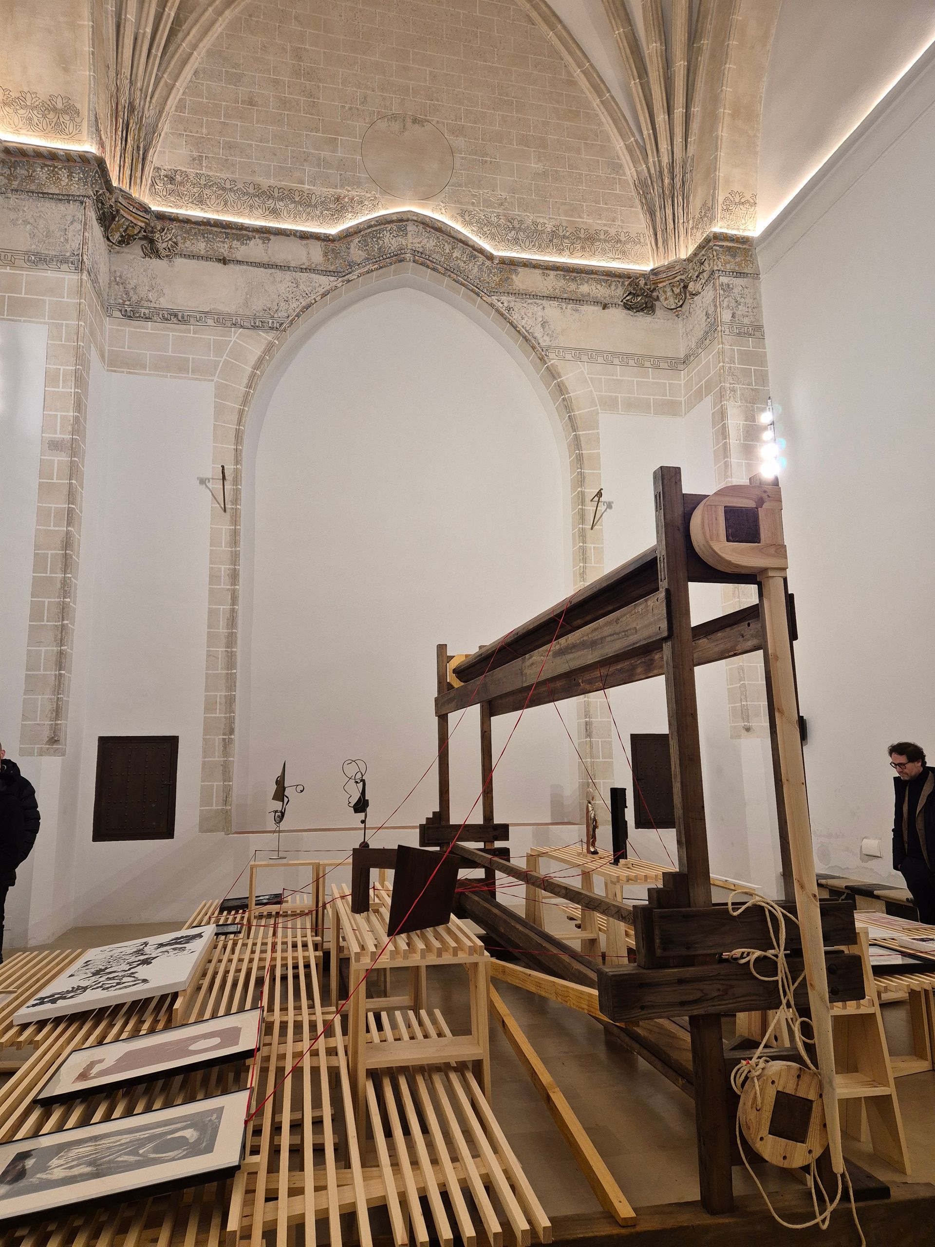 una habitación llena de muebles de madera y una mesa .
