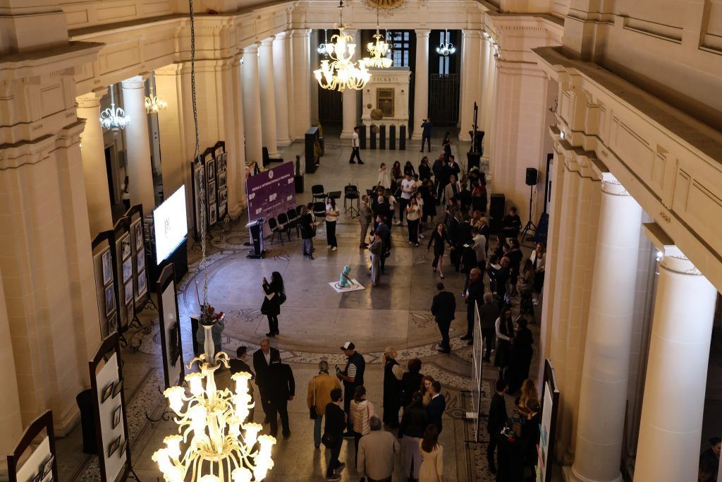 Palacio de Cultura Ploestie, obras de arte y candelabros; un evento multitudinario.
