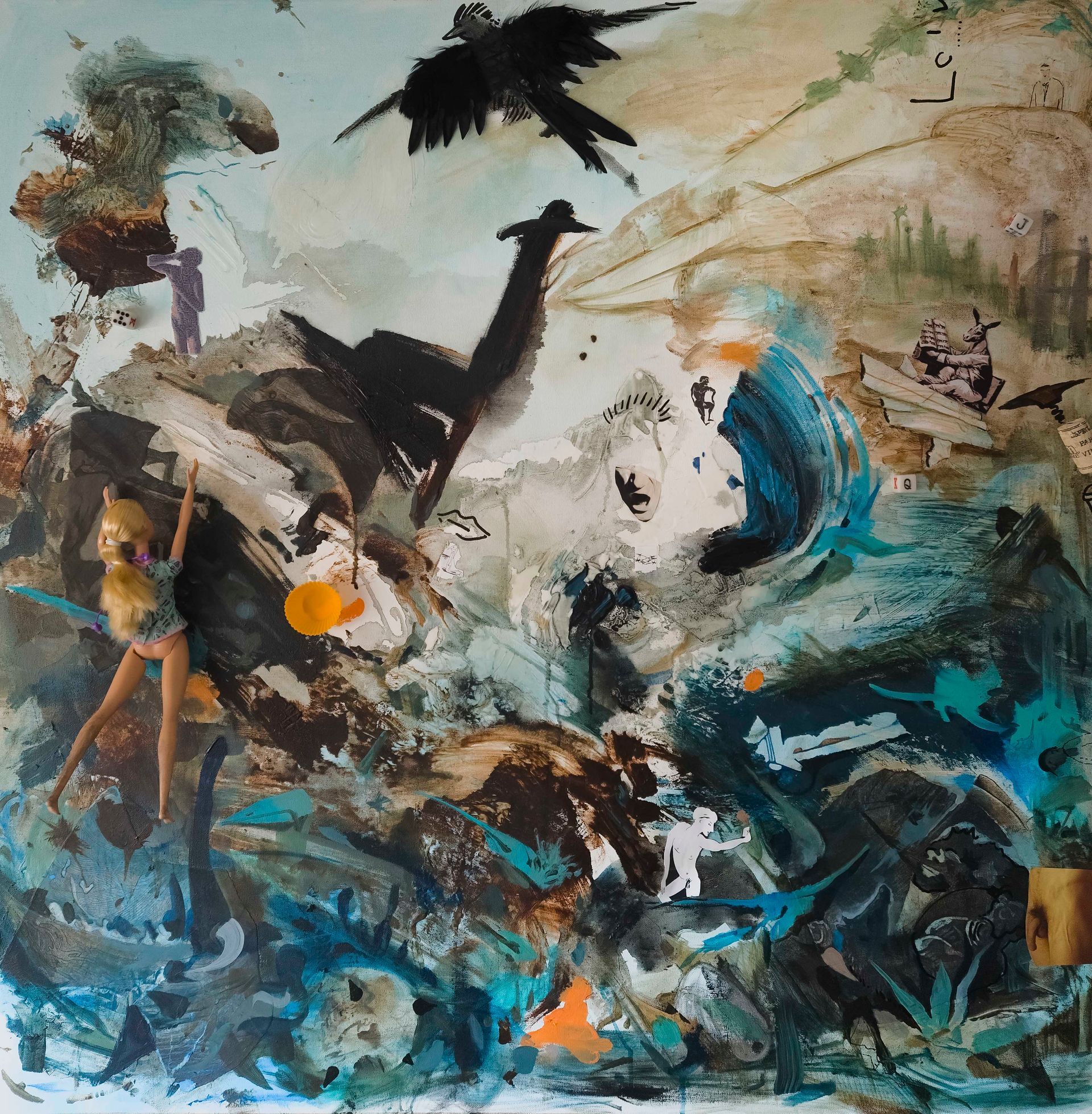 Obra de arte abstracta con un pájaro negro, una muñeca y lavados de azul y marrón de Jesis Fonseca y Daniel Garbade