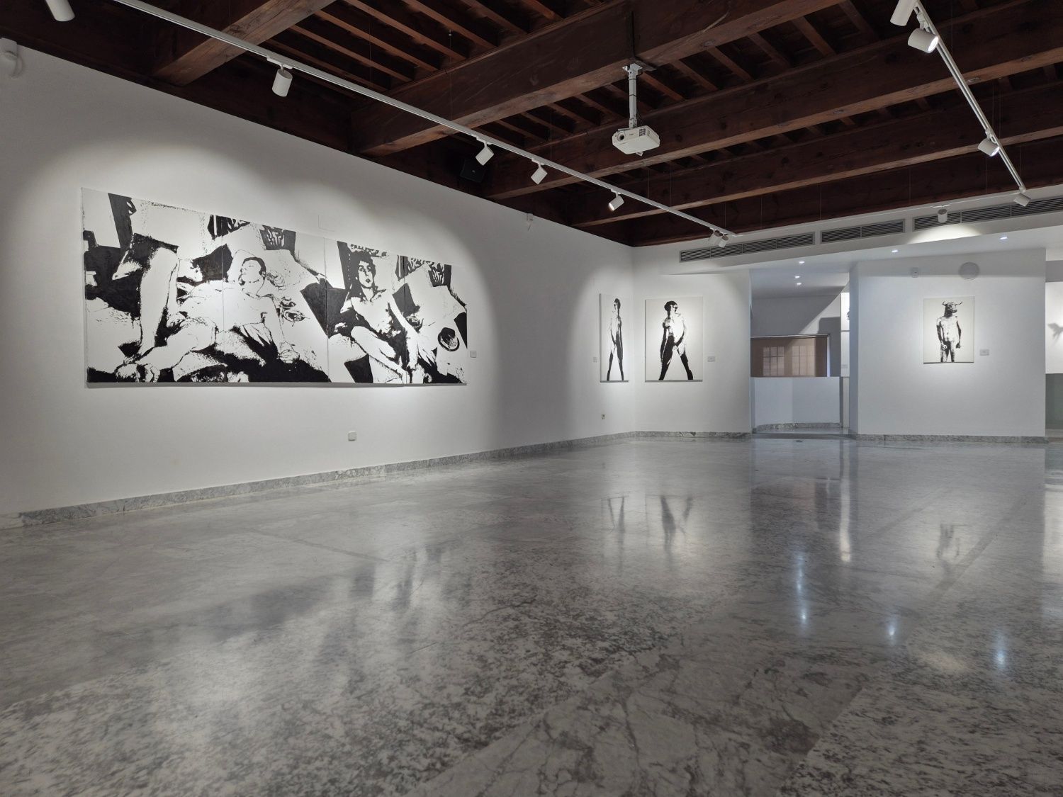 Una gran galeria con pinturas de garbade en la pared.