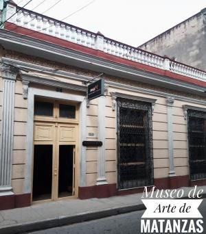 Un edificio con un cartel que dice museo de arte de matanzas.