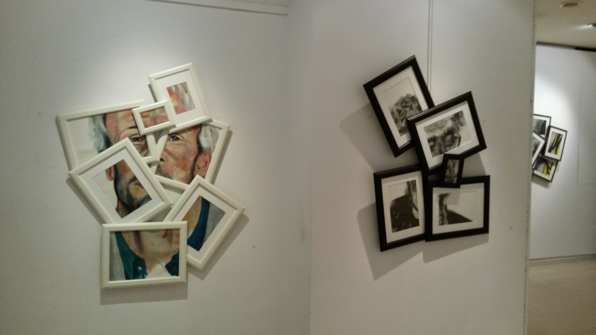 un montón de marcos de fotos en una pared en una galería .