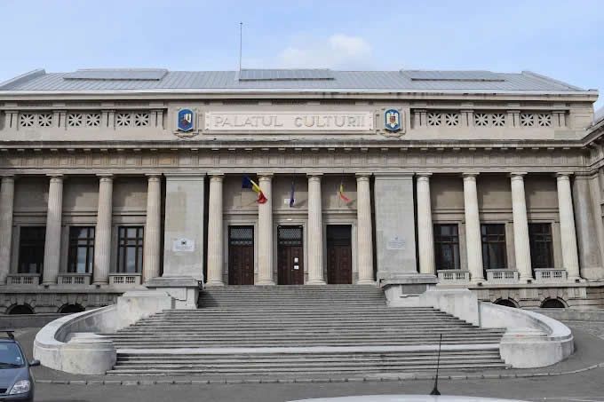 Edificio de piedra con columnas, escalera y puertas; es el palacio de la Cultura Ploestie