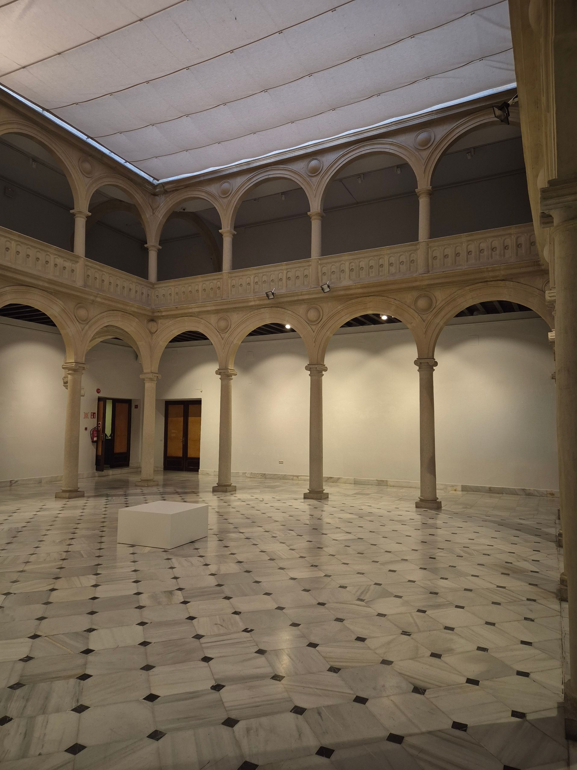 Patio de mármol adornado con pasillos arqueados y piso de baldosas pulidas albacete