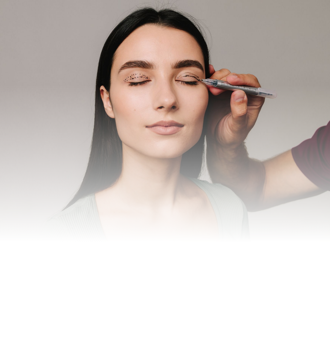Uma maquiadora aplicando sombra nos olhos de uma mulher com os olhos fechados.