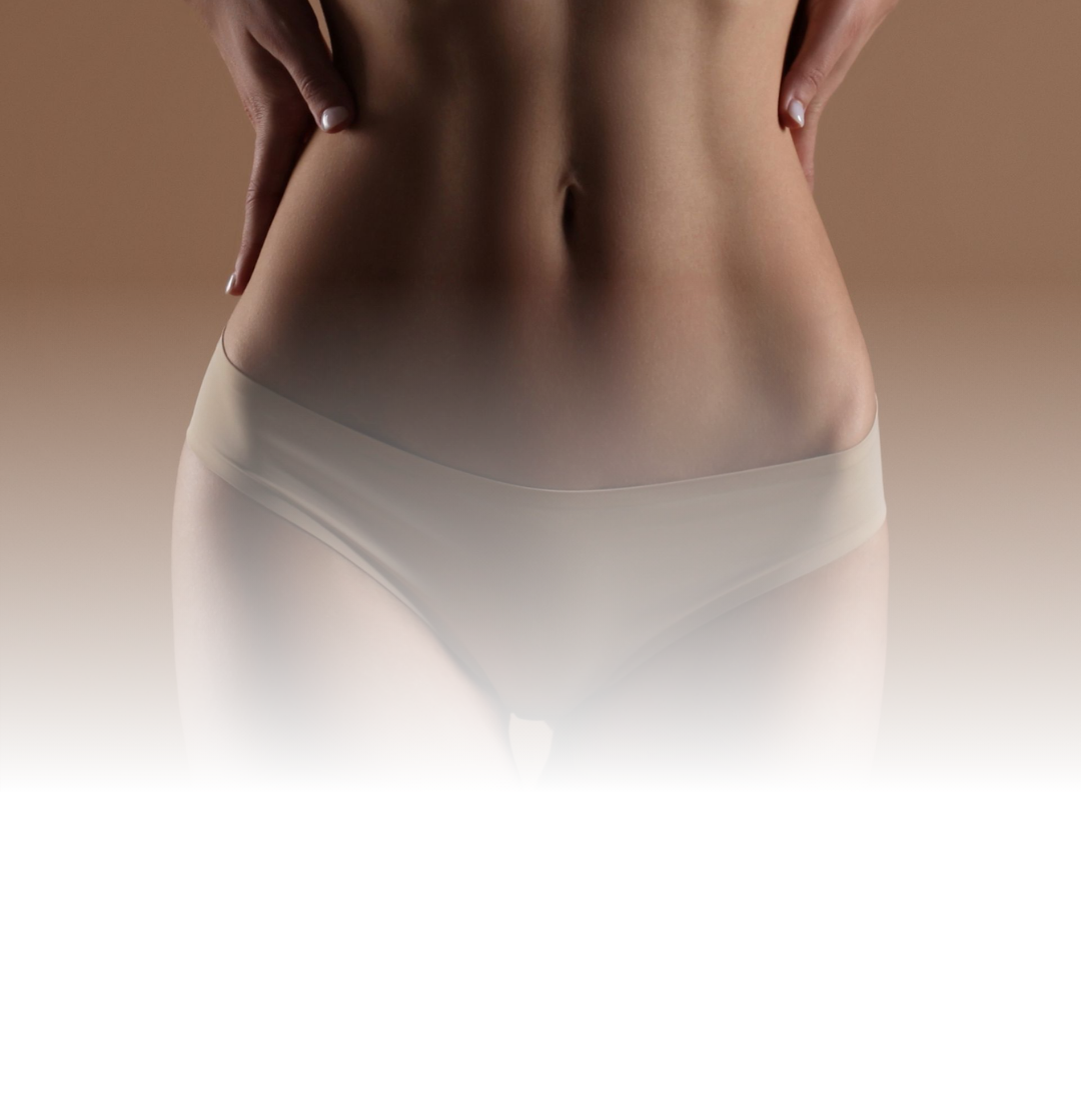 Parte inferior das costas e cintura em roupa íntima branca contra um fundo marrom